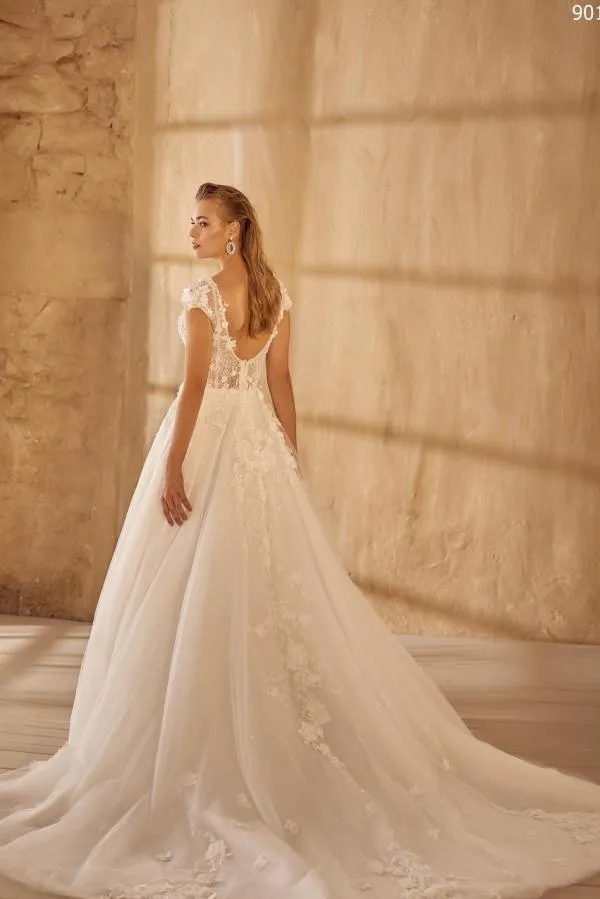 Beautiful V-neck Long A-line Lace Tulle Sleeveless Wedding Dresses